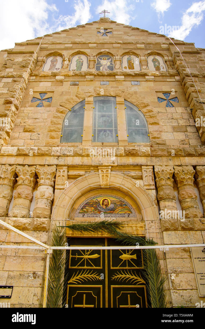 Mosaico di facciata che mostra la decapitazione di Giovanni Battista, Chiesa degli Apostoli, Madaba, Giordania. Foto Stock