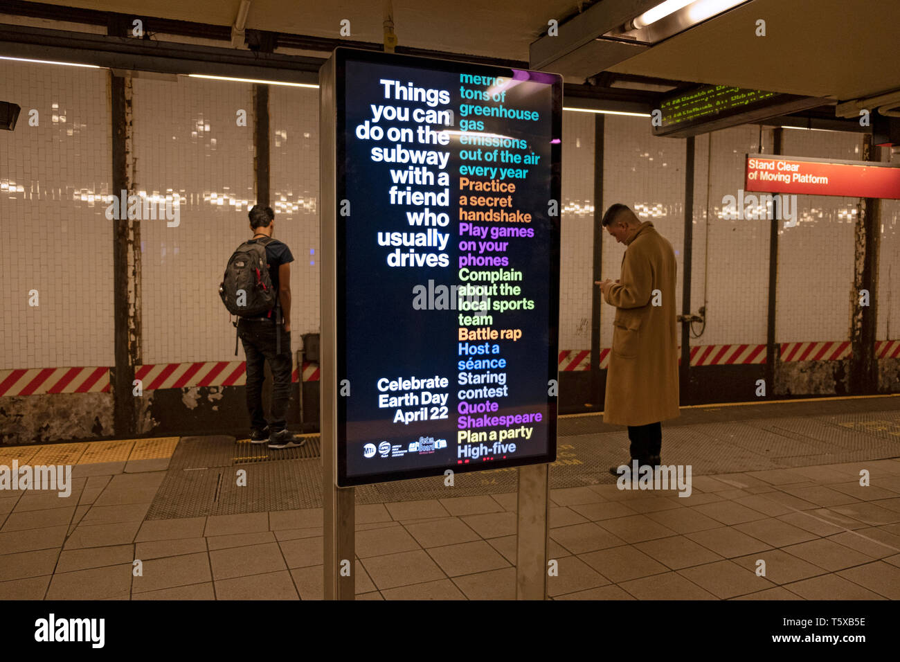 Un grande segno elettronico per incoraggiare le persone a prendere i mezzi pubblici piuttosto che di unità. In corrispondenza della stazione della metropolitana di Union Square a Manhattan, New York . Foto Stock