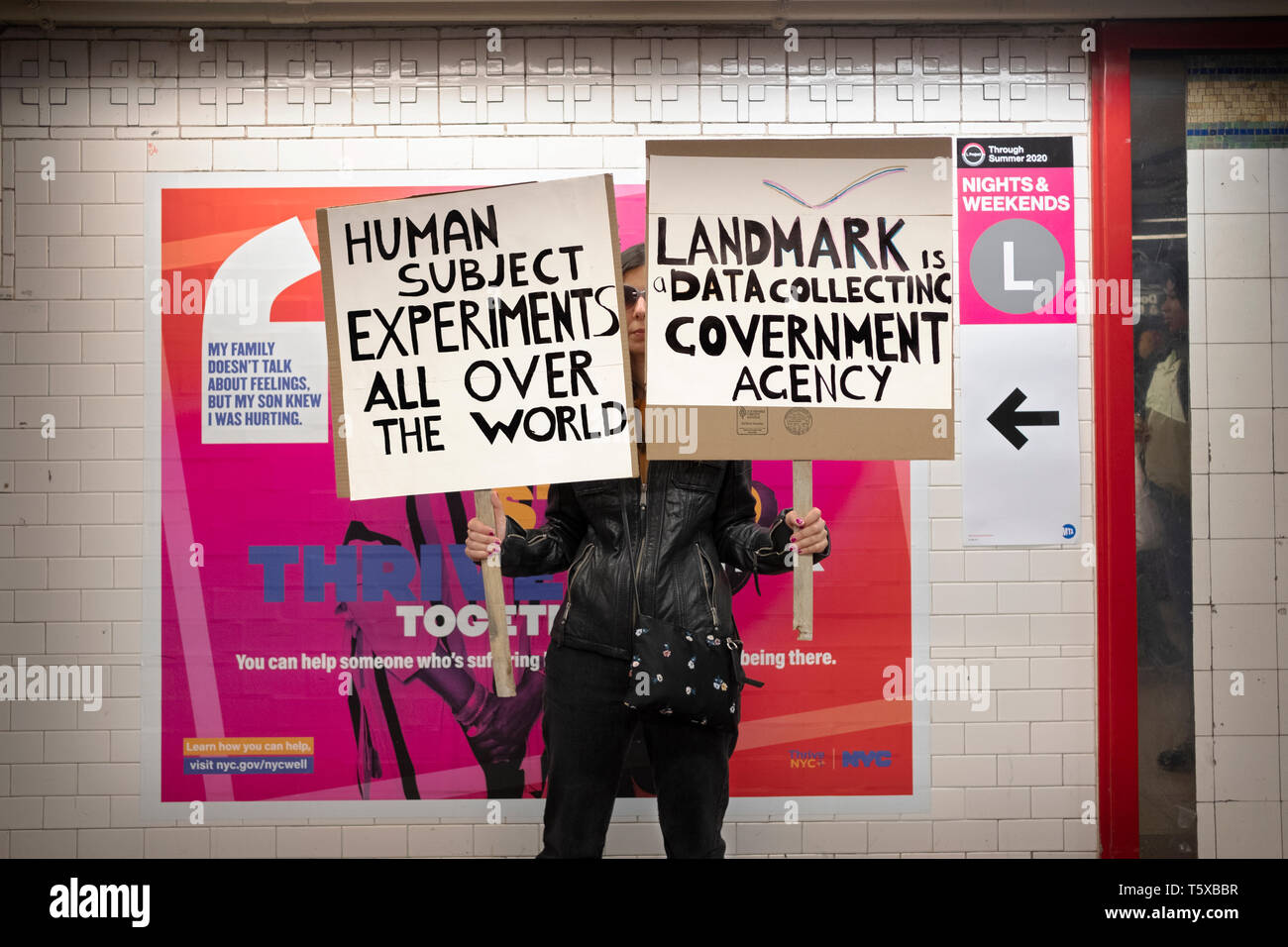 Una donna nell'Unione Street Subway Station protestando contro la raccolta dei dati e la privacy di invasione. Foto Stock