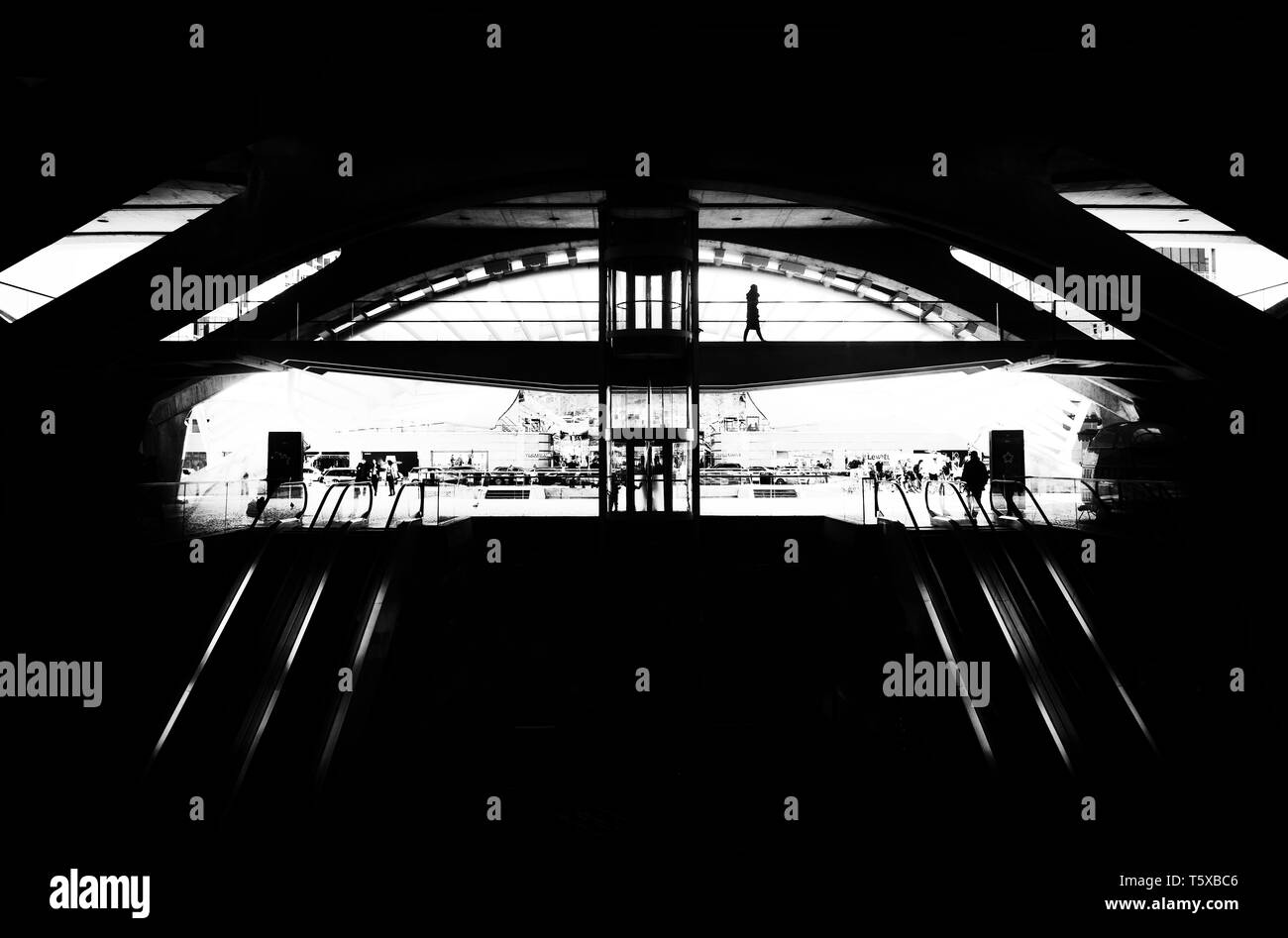 In bianco e nero la silhouette di un uomo in una stazione ferroviaria Foto Stock