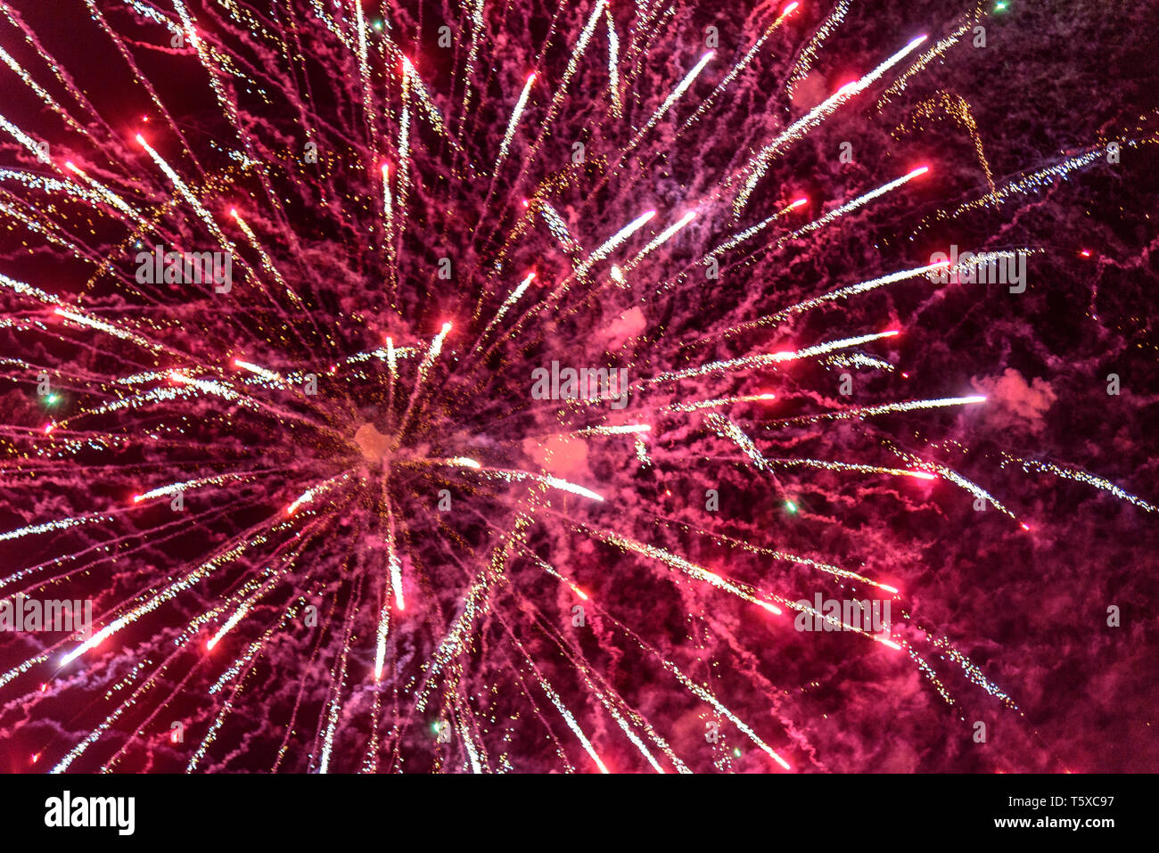 Coloratissimi fuochi d'artificio Foto Stock