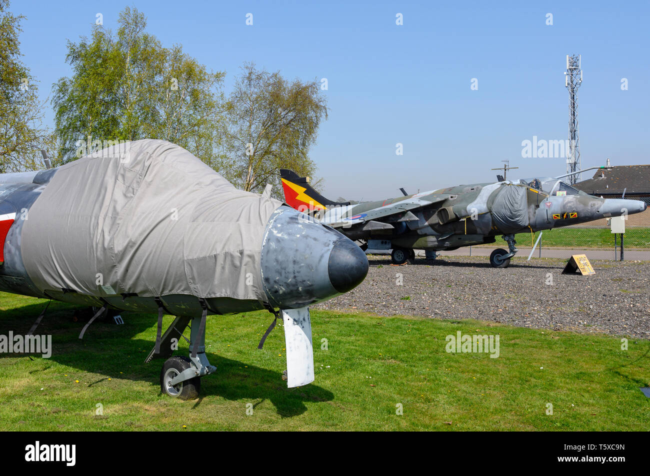 Hawker Hunter e Harrier, Bentwaters Cold War Museum, Suffolk, Inghilterra. Foto Stock