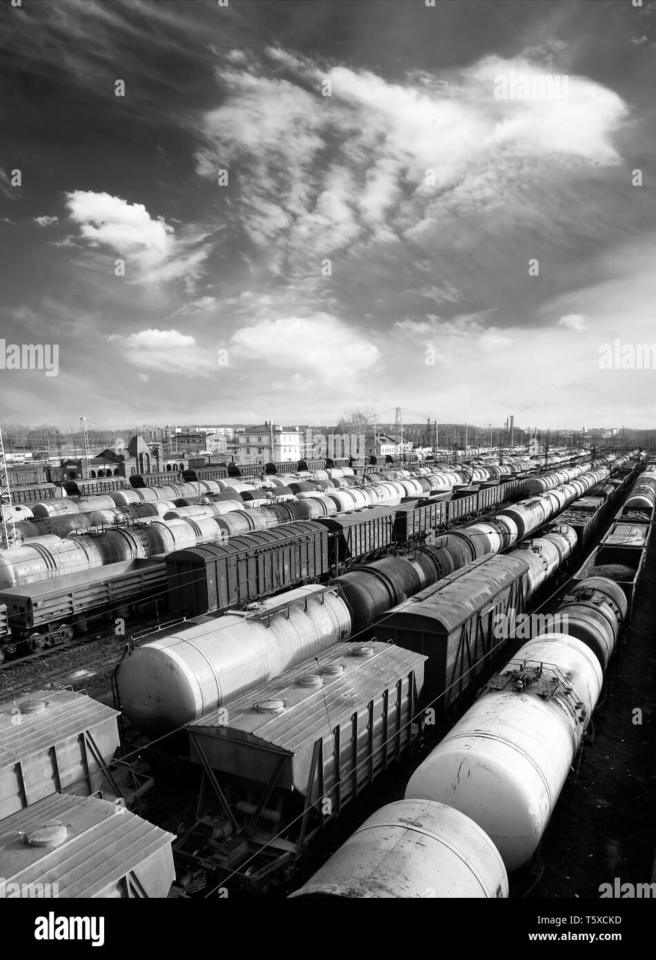 Automobili della ferrovia su una stazione ferroviaria. Trasporto merci. Lavoro di industria. Scena urbana. Foto in bianco e nero Foto Stock