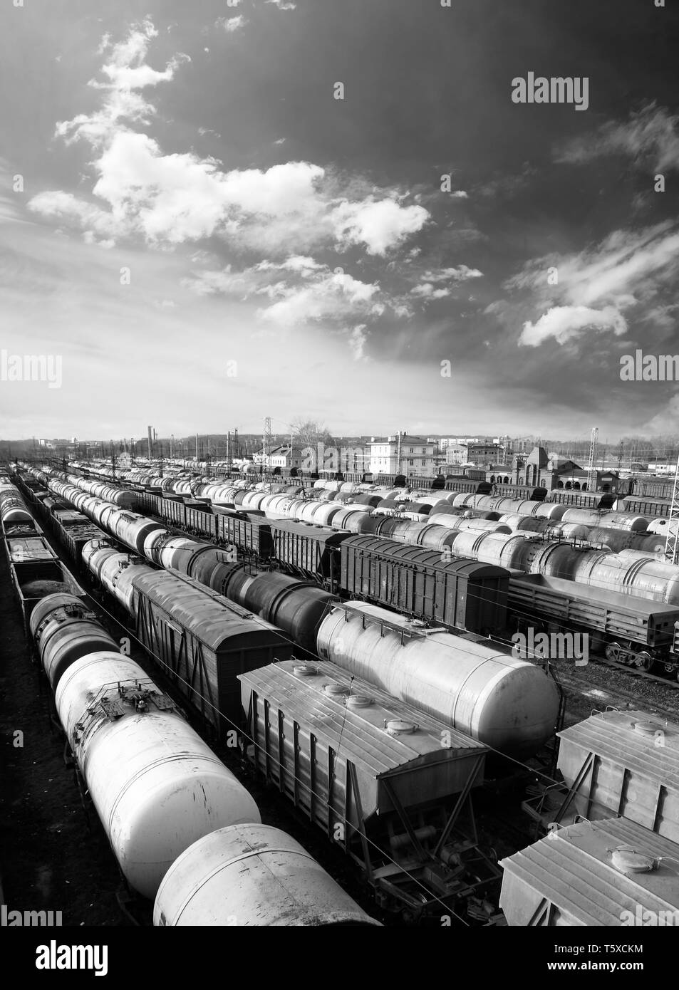 Automobili della ferrovia su una stazione ferroviaria. Trasporto merci. Lavoro di industria. Scena urbana. Il treno. Foto in bianco e nero Foto Stock