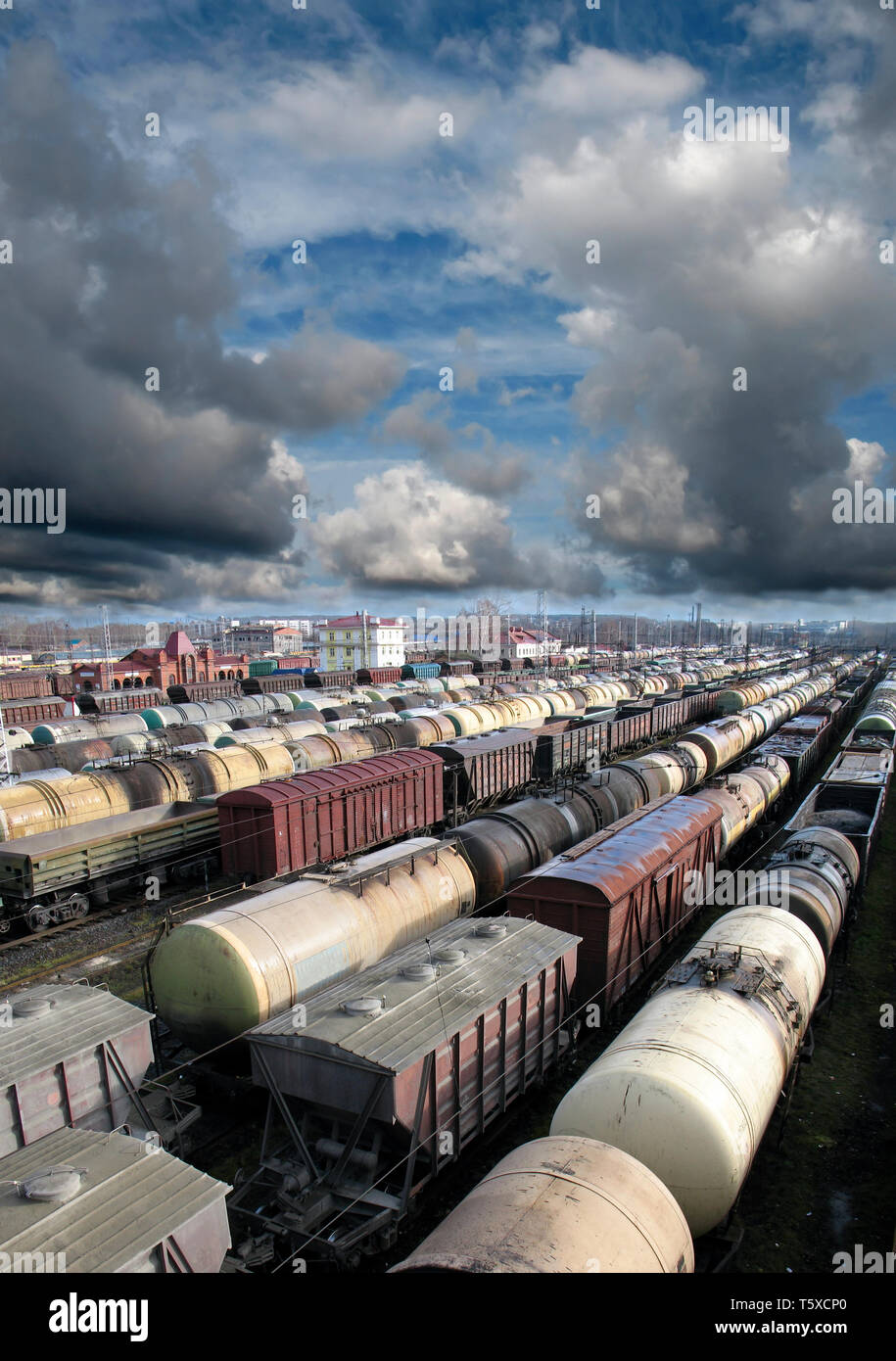 Automobili della ferrovia su una stazione ferroviaria. Trasporto merci. Nuvole temporalesche al di sopra di treno Foto Stock