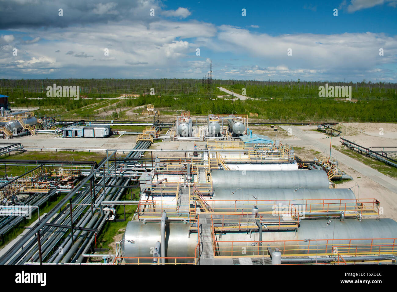 Ndustryl olio e l'industria del gas. Lavoro di raffineria impianto petrolchimico. Serbatoio olio e serbatoio di stoccaggio. Stazione di rifornimento Foto Stock