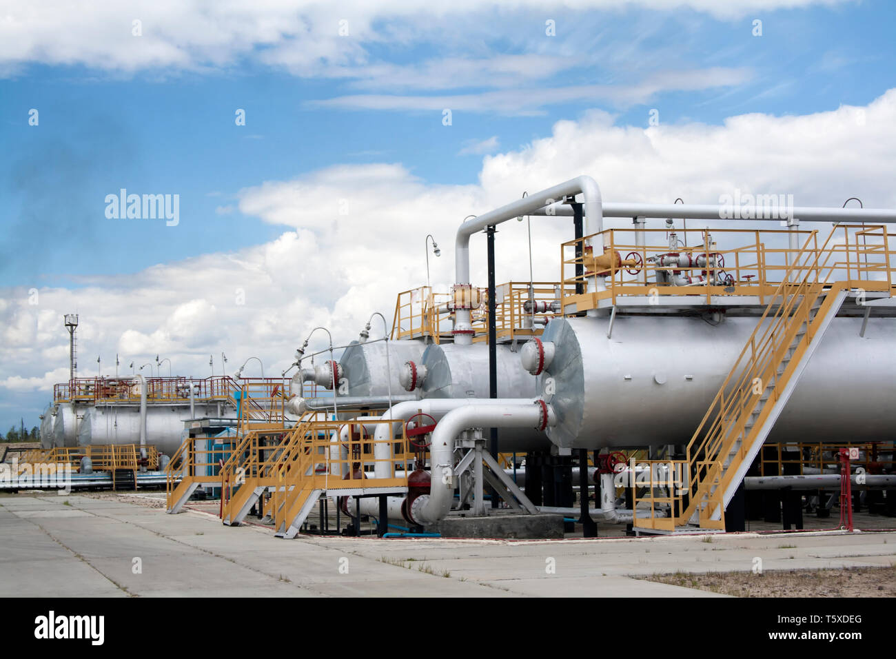 Industria petrolifera. Olio e gas impianto di raffineria. Scena industriale di estrazione dell' olio Foto Stock