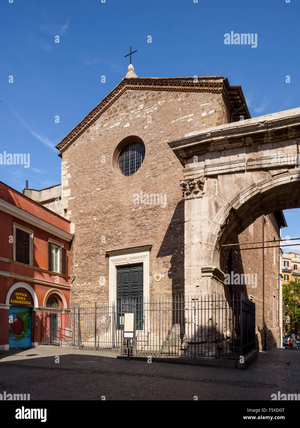 Roma. L'Italia. Chiesa dei Santi Vito e Modesto, e l'arco di Gallieno (Arco fare Gallieno), l'antico Romano Porta Esquilina in Servian parete. Foto Stock