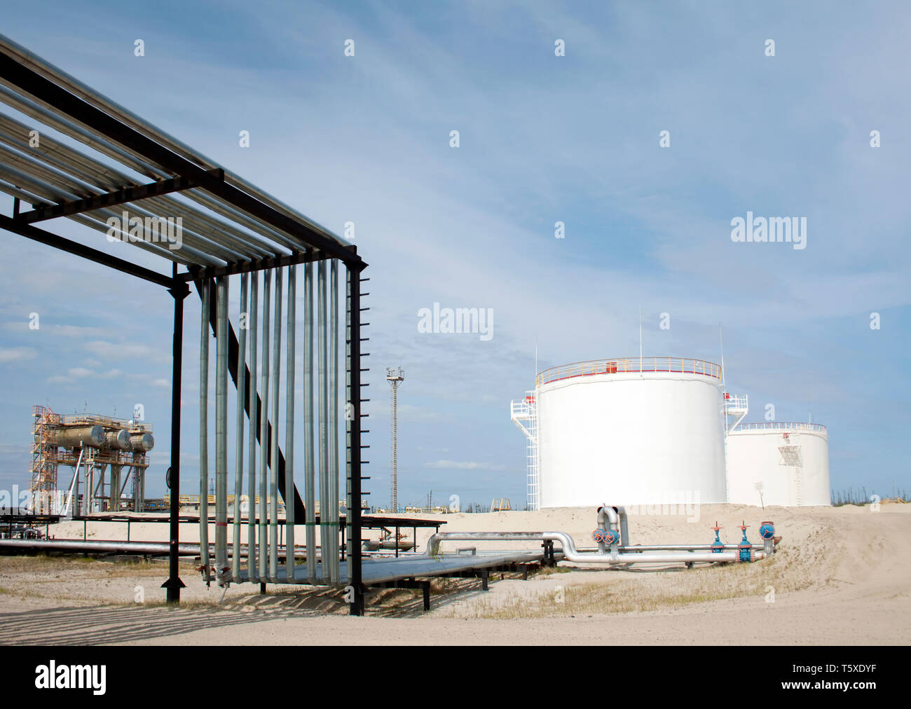 Serbatoio olio. Olio e gas impianto di raffineria. Scena industriale impianto di raffineria. Stazione di rifornimento Foto Stock