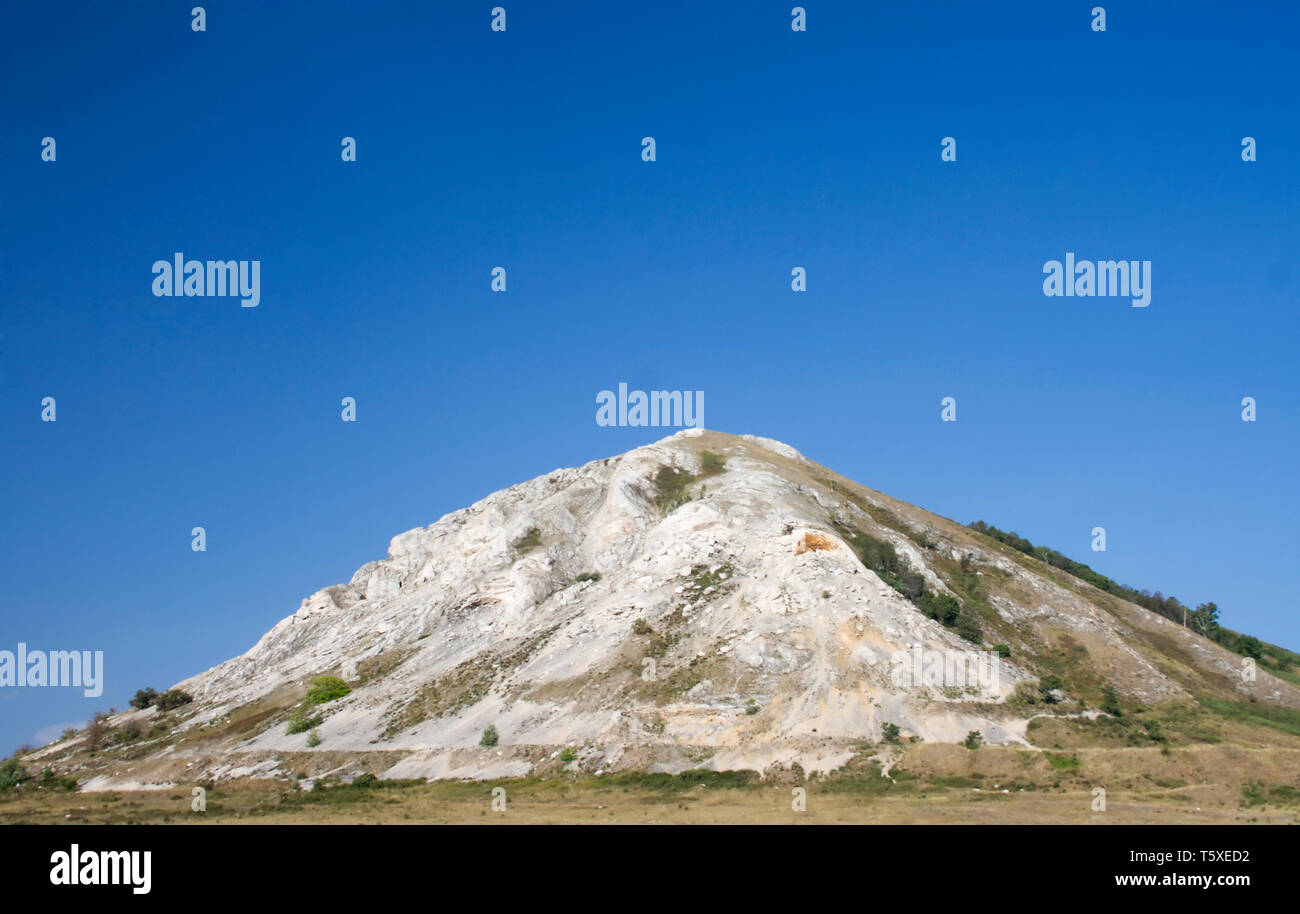 Bellezza montagna su un campo. Shikhan, Ural Montagna. Cielo blu e nuvole bianche Foto Stock