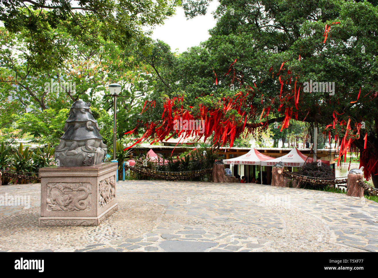 Tartaruga tartaruga o statua per il popolo cinese e i viaggiatori stranieri in visita al giardino pubblico di Zhongshan Park a Shantou Swatow o città il 9 maggio 2018 Foto Stock