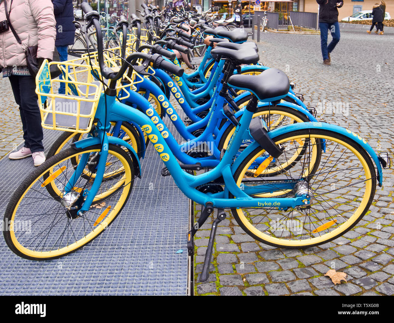 Biciclette nella città di Francoforte Foto Stock