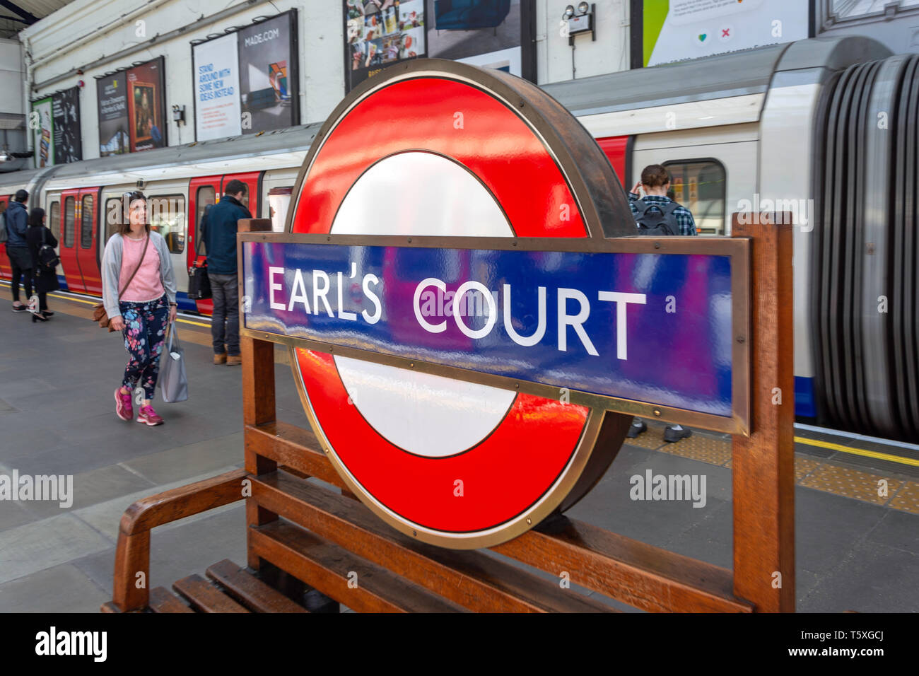 Piattaforma per la stazione della metropolitana di Earls Court, Earls Court, Royal Borough di Kensington e Chelsea, Greater London, England, Regno Unito Foto Stock