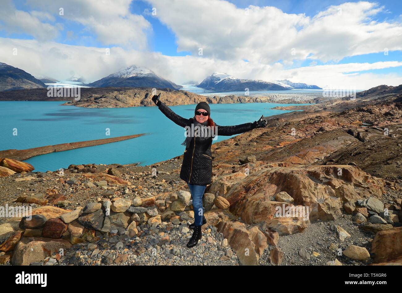 La donna gode di splendide vedute del Ghiacciaio Upsala e il lago, Patagonia, Argentina Foto Stock