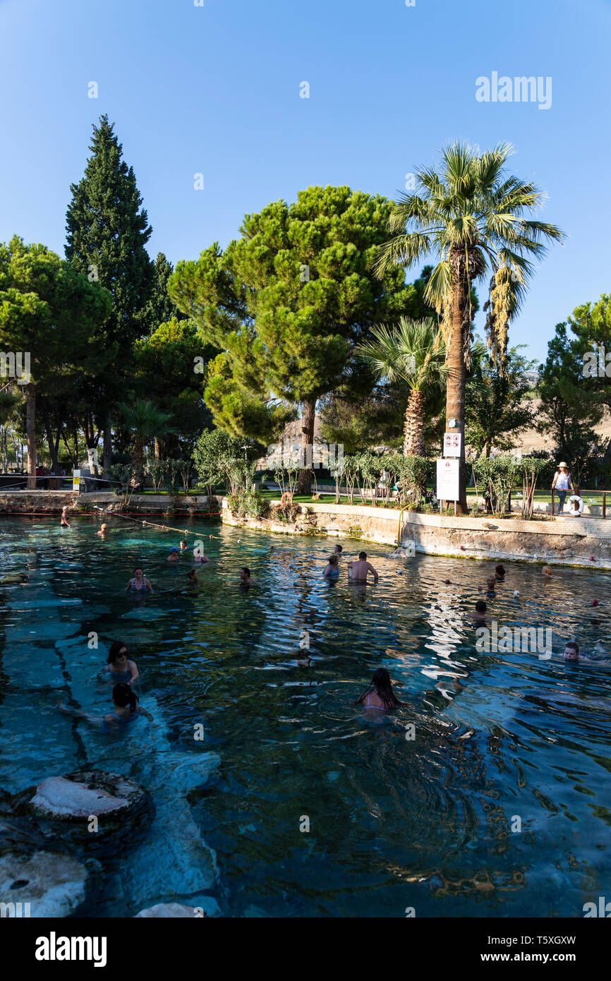 Turchia, Denizli Provincia, Pamukkale, Hierapolis Pamukkale Sito Archeologico (Sito UNESCO), Ex Piscina Romana utilizzata come hot springs Foto Stock