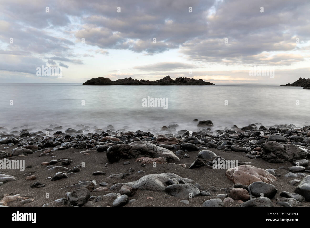 Seascape guardando ad ovest all'alba dal litorale sulla Costa di Alcala, fotografie con lunghi tempi di esposizione, Tenerife, Isole Canarie, Spagna Foto Stock