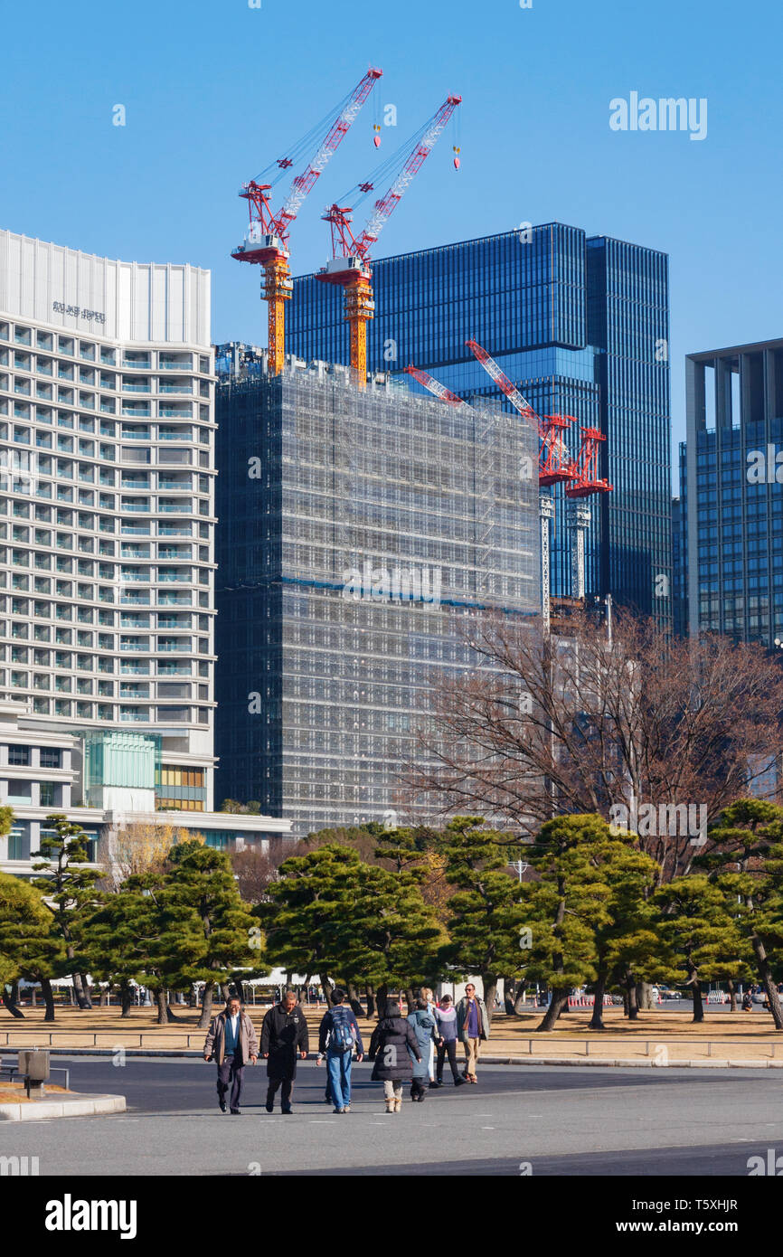 TOKYO, Giappone - 31 dicembre 2013: Turisti alla Kokyo Gaien Giardino Nazionale Plaza con alti edifici adibiti ad uffici della Marunouchi business, nel quartiere Foto Stock
