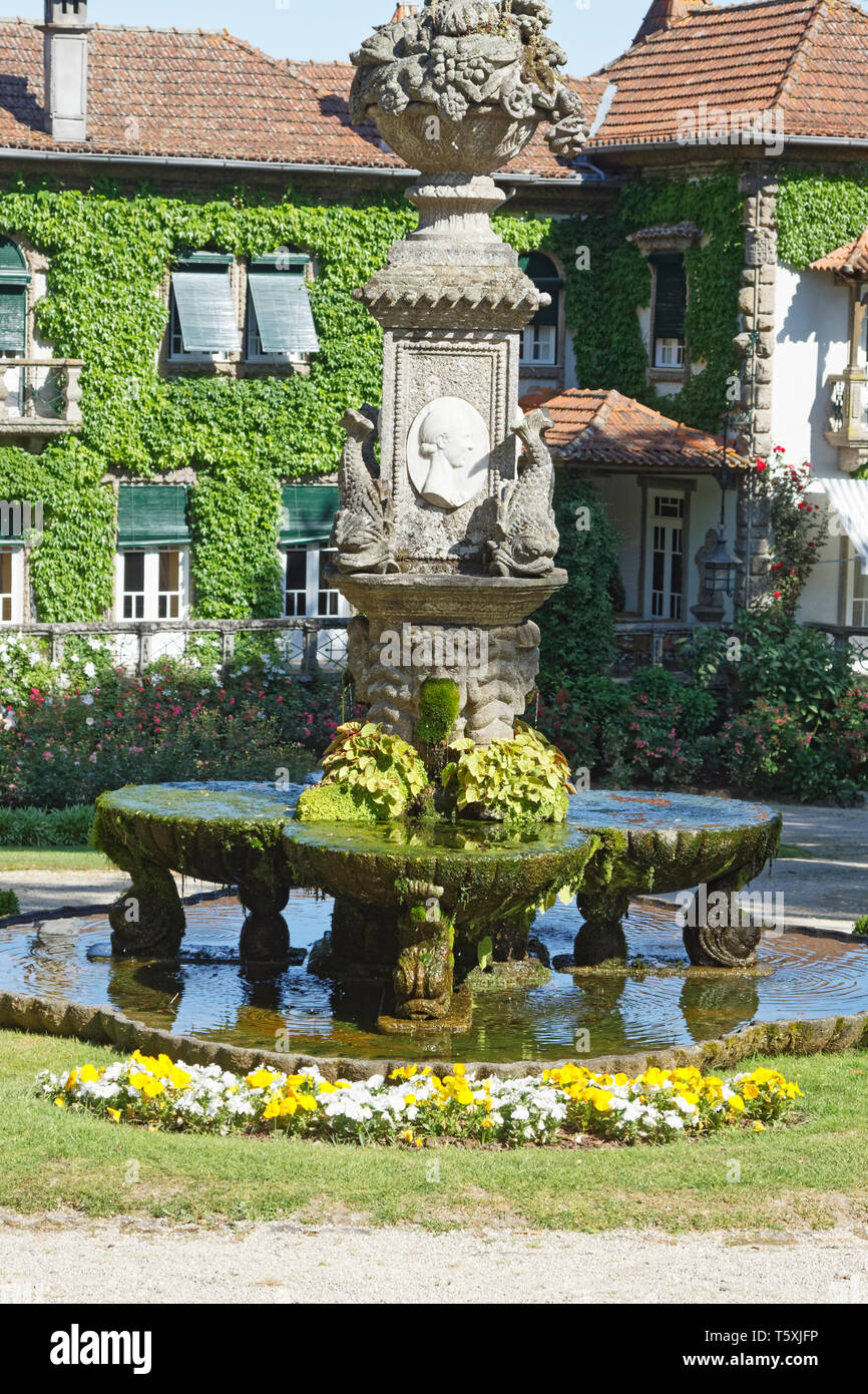 Fonte di quattro Sorelle Fontana, 1920s, pietra, 4 stagioni, acqua, fiori, tranquilla scena, Aveleda Wine Estate, giardino, Europa Penafiel, Portogallo, Foto Stock