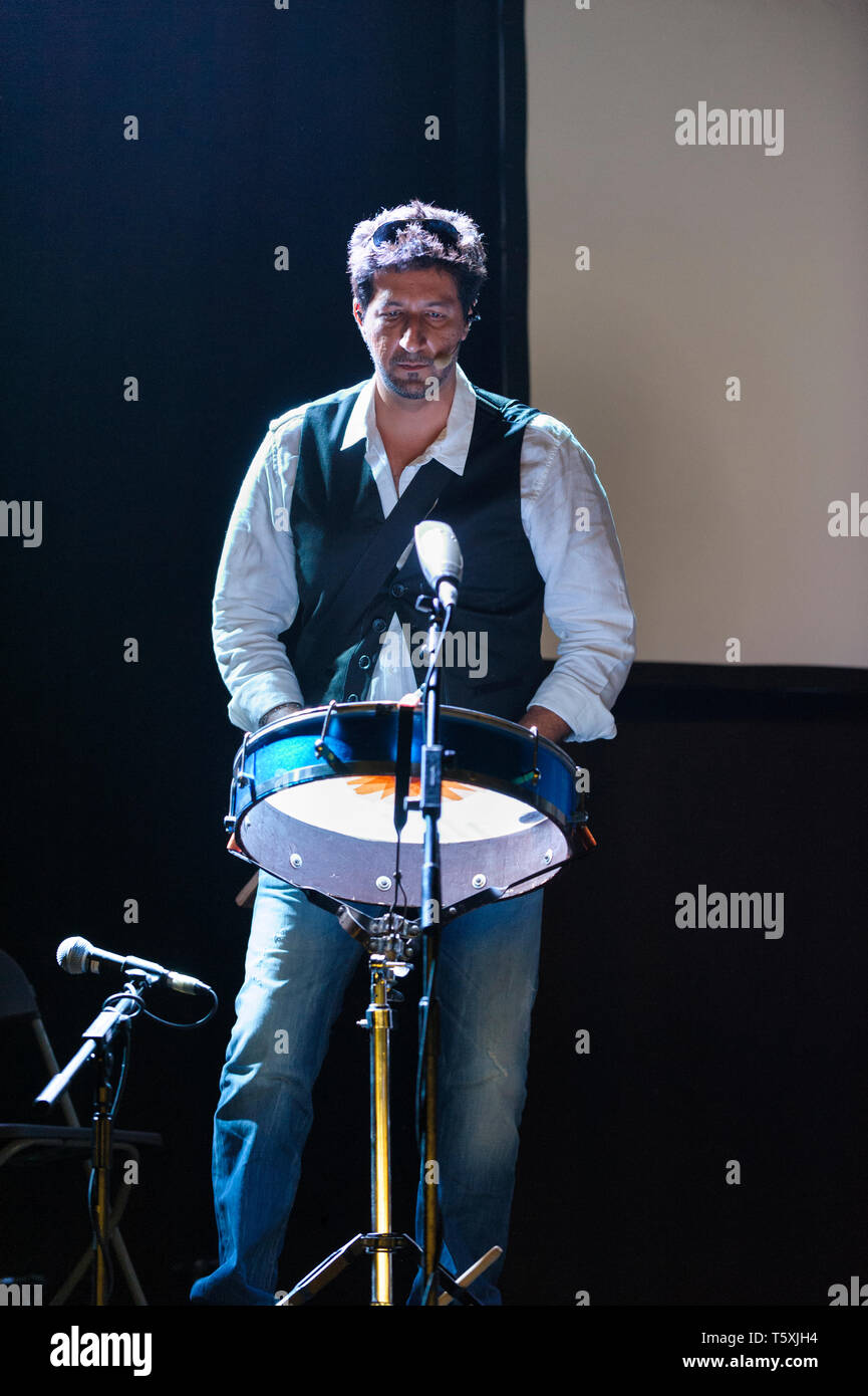 Bollywood compositore e musicista, Sulaiman Merchant effettuando al Womad Festival, Charlton Park, Regno Unito, 24 luglio 2014. Foto Stock