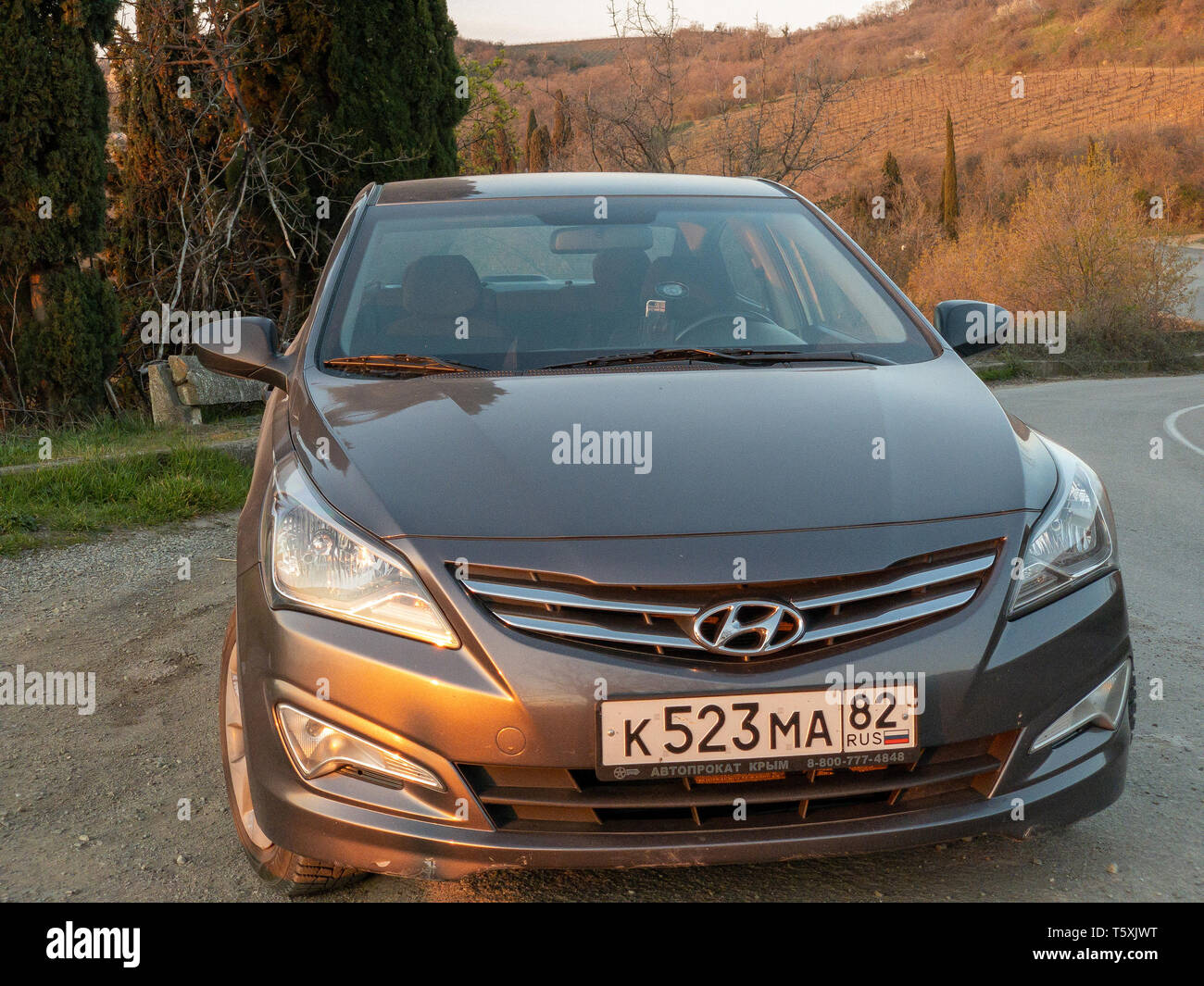 Sebastopoli, Repubblica di Crimea - Marzo 23, 2019: la vettura Hyundai Solaris è parcheggiato in natura. Giad Accent / Hyundai Avega / Hyundai Brio / Dodge Verna Foto Stock