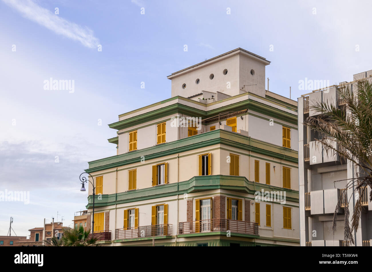 Il colorato Palazzo del pappagallo, situato vicino al mare di ​​Rome Foto Stock