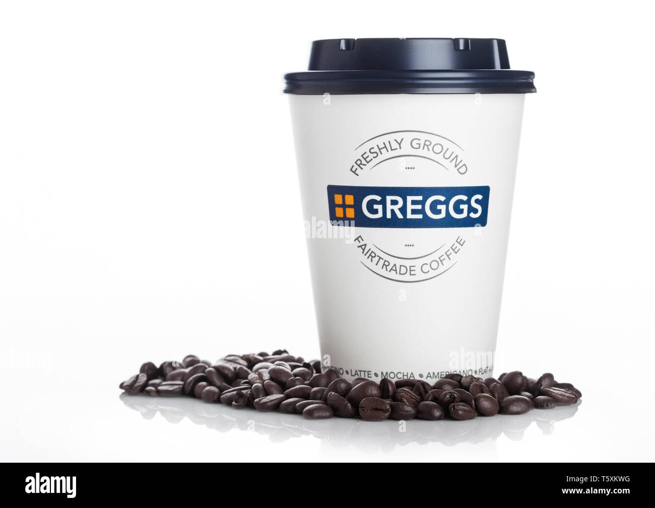 LONDON, Regno Unito - 15 Aprile 2019: primo piano della Greggs fairtrade carta tazza di caffè e firmare con coperchio su bianco. Foto Stock