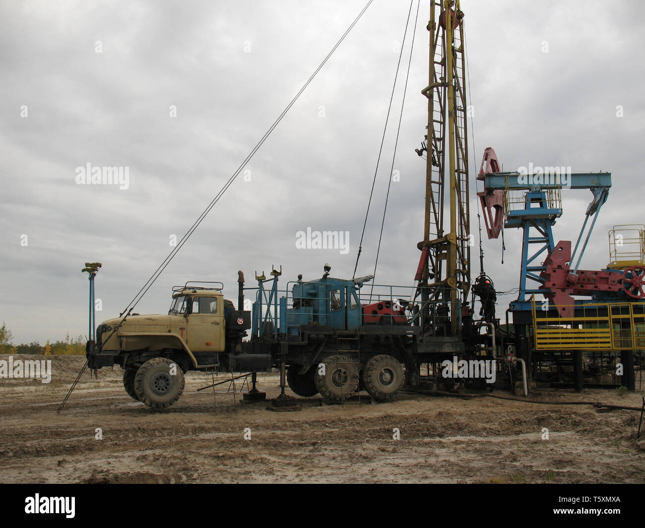Riparare il pozzo petrolifero in Siberia. Foto Stock