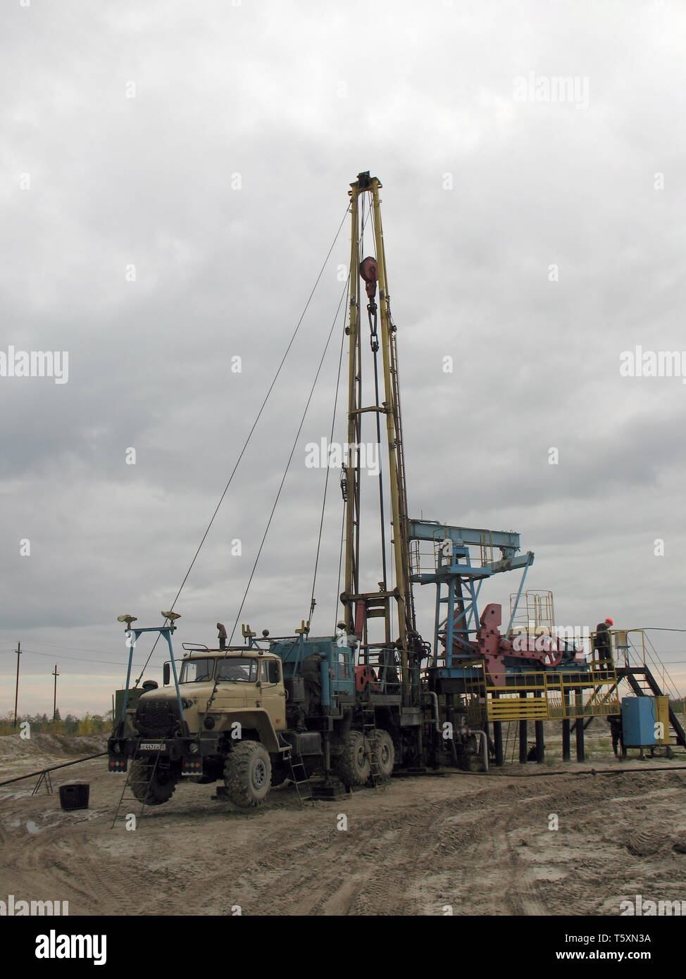 La riparazione del pozzo petrolifero in Siberia. Foto Stock