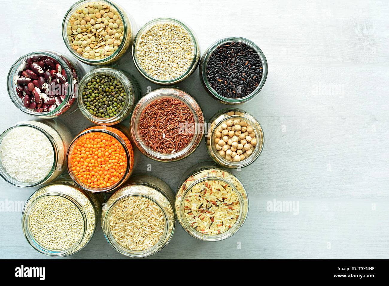 Contenitori in vetro per la memorizzazione di legumi e pasta che sono rifiuti zero Foto Stock