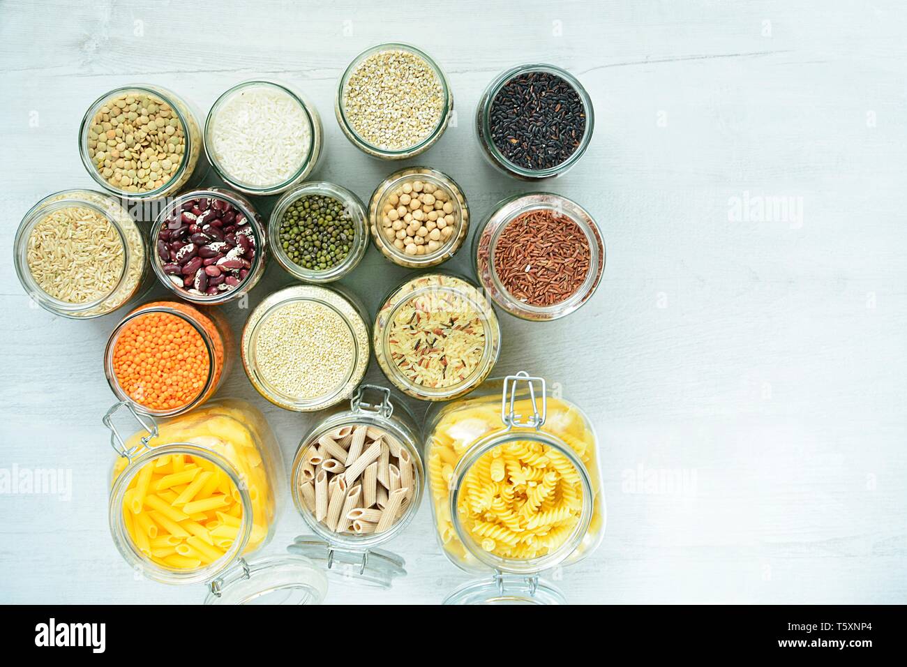 Contenitori in vetro per la memorizzazione di legumi e pasta che sono rifiuti zero Foto Stock