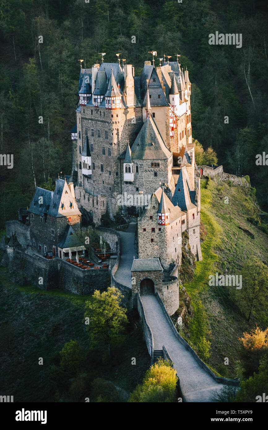 Arial vista al tramonto del Burg Eltz castello in Germania, Renania-Palatinato, un castello medievale situato su di una collina nella foresta, costruzione iniziata prima Foto Stock