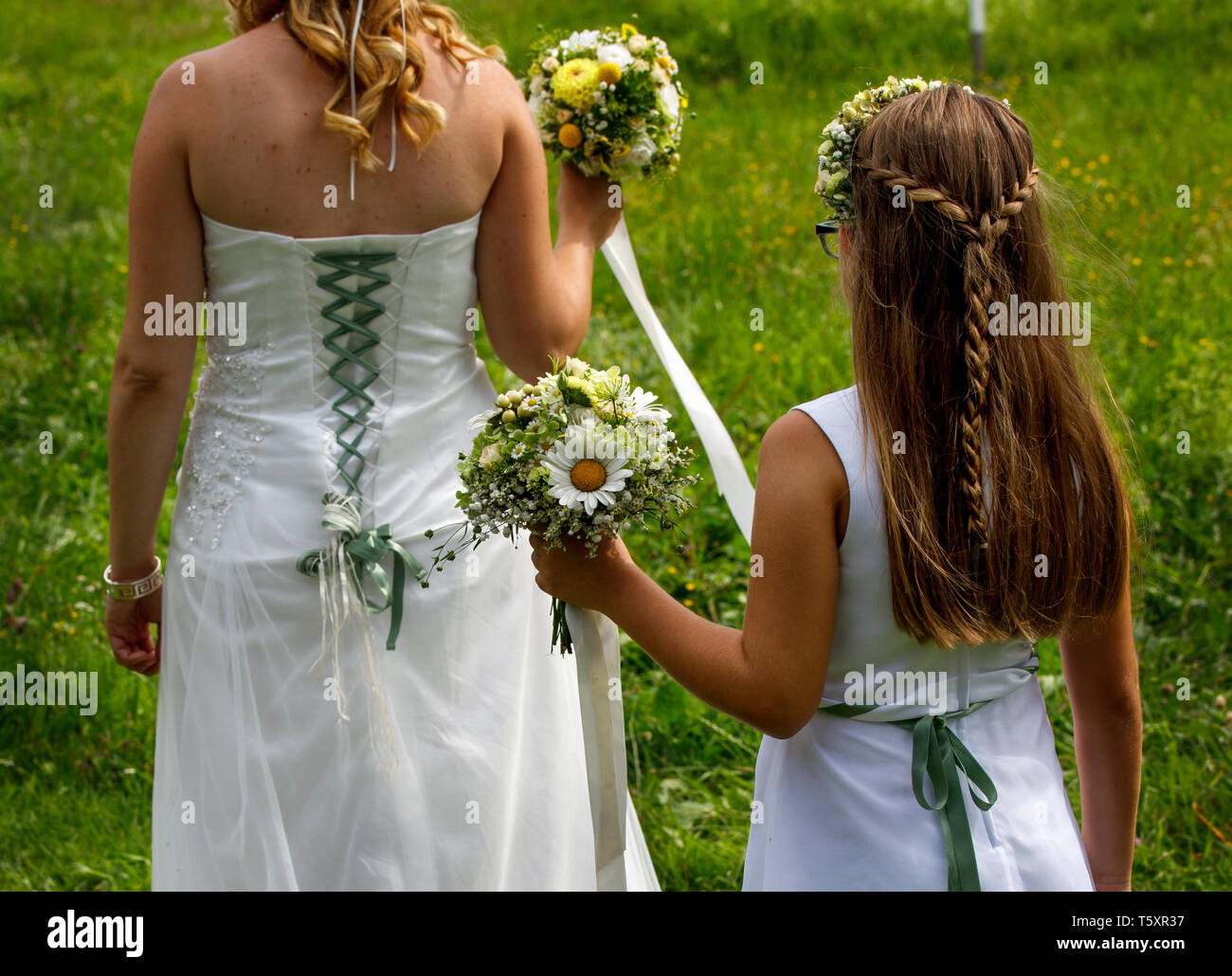 Giovane bella madre e figlia al matrimonio sposa con la figlia come damigella e testimone Foto Stock