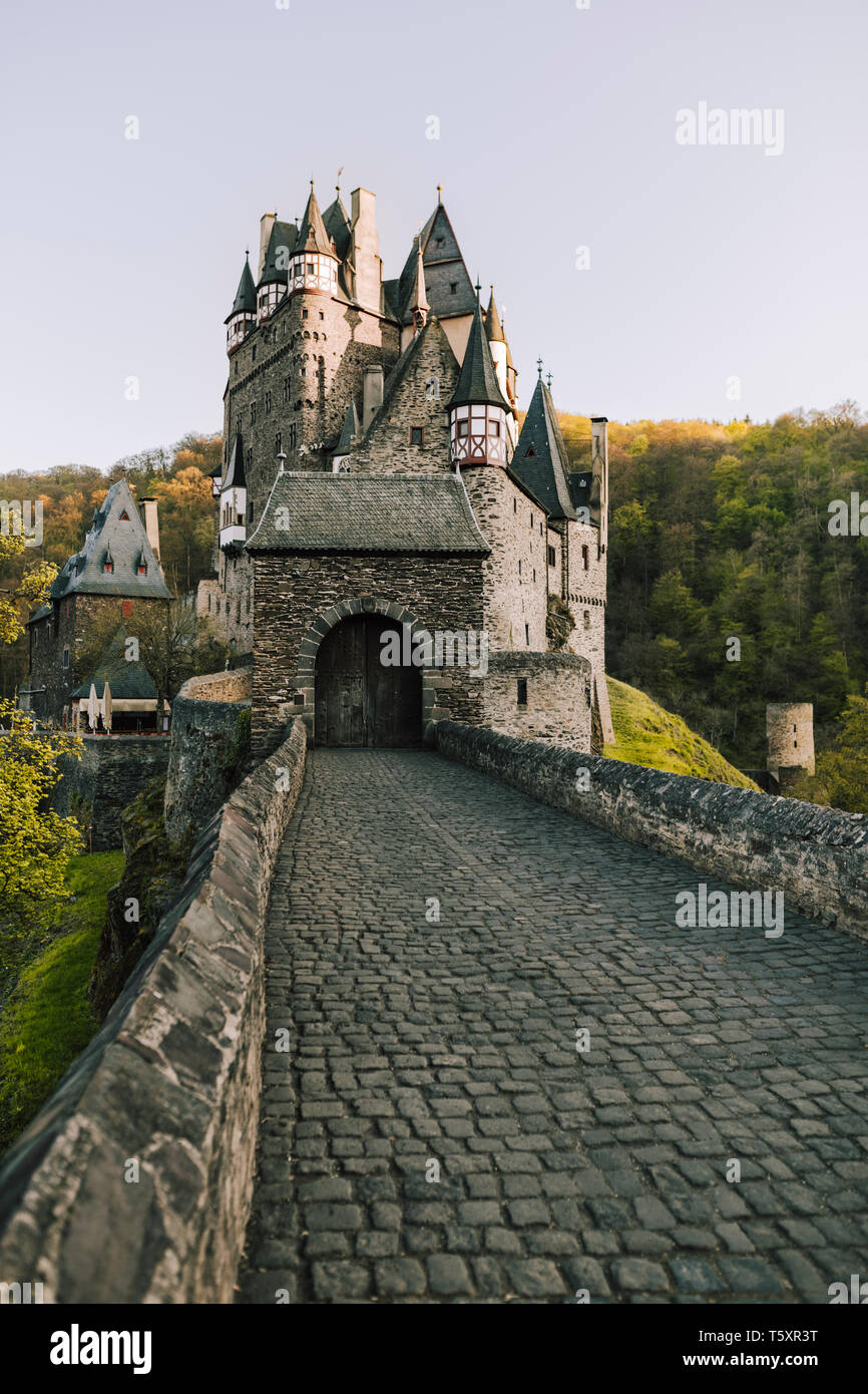 Vista al tramonto del Burg Eltz castello in Germania, Renania-Palatinato, un castello medievale situato su di una collina nella foresta, costruzione iniziata prima di 115 Foto Stock