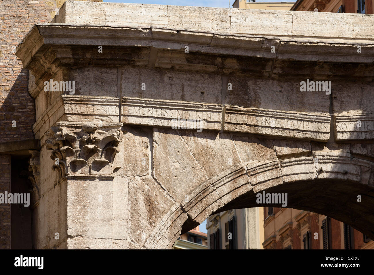 Roma. L'Italia. Arco di Gallieno (Arco fare Gallieno), l'antico Romano Porta Esquilina in Servian parete. Foto Stock