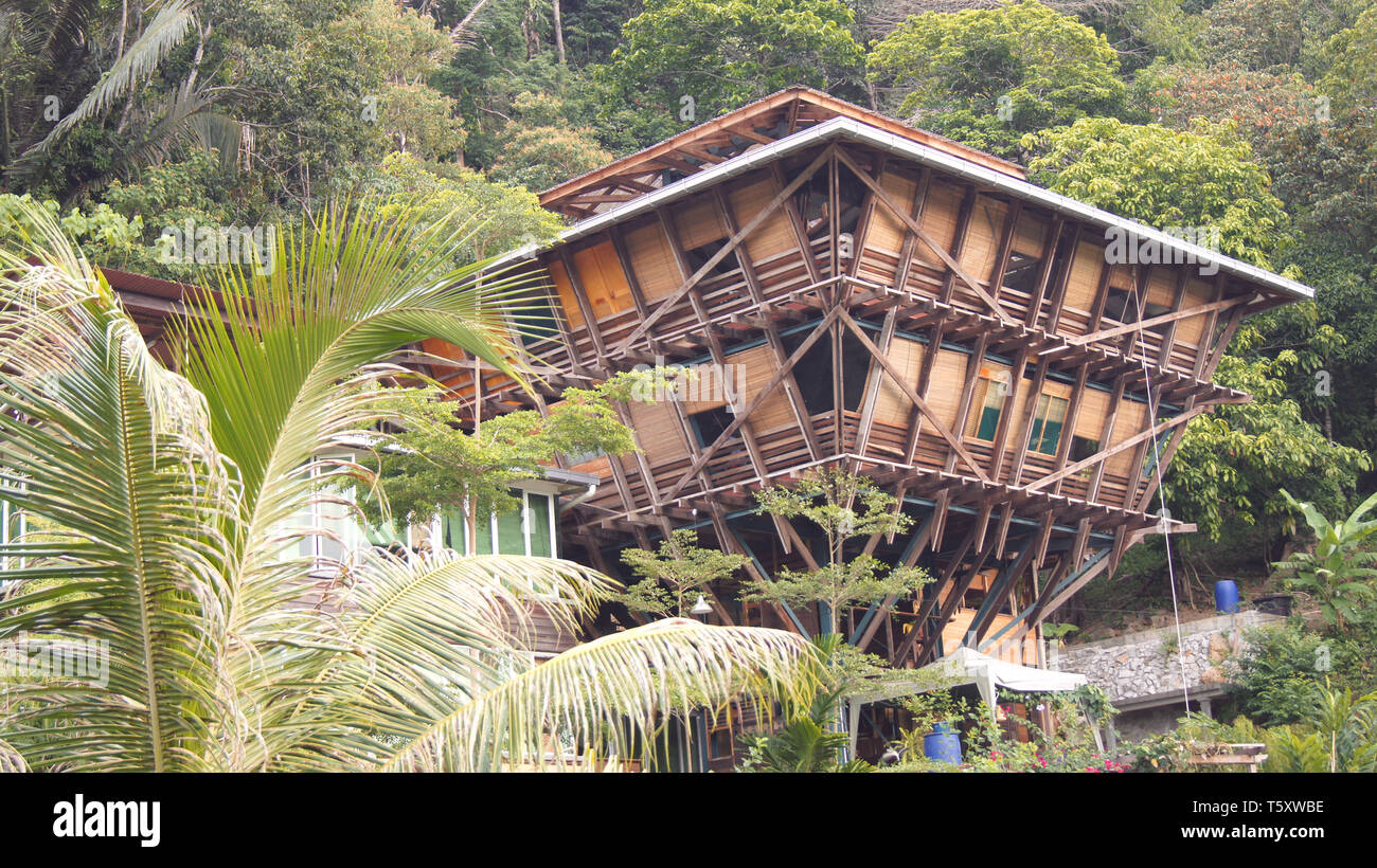 KEDAH, Langkawi, Malesia - Aprile 10th, 2015: Treehouse nella giungla di Langkawi isola tropicale Foto Stock