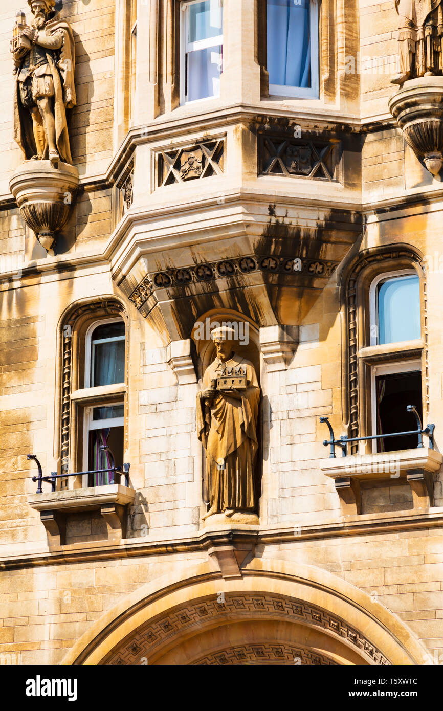 Decorazione ornati sopra la porta, Gonville e Caius College, Trinity Street, città universitaria di Cambridge, Cambridgeshire, Inghilterra Foto Stock