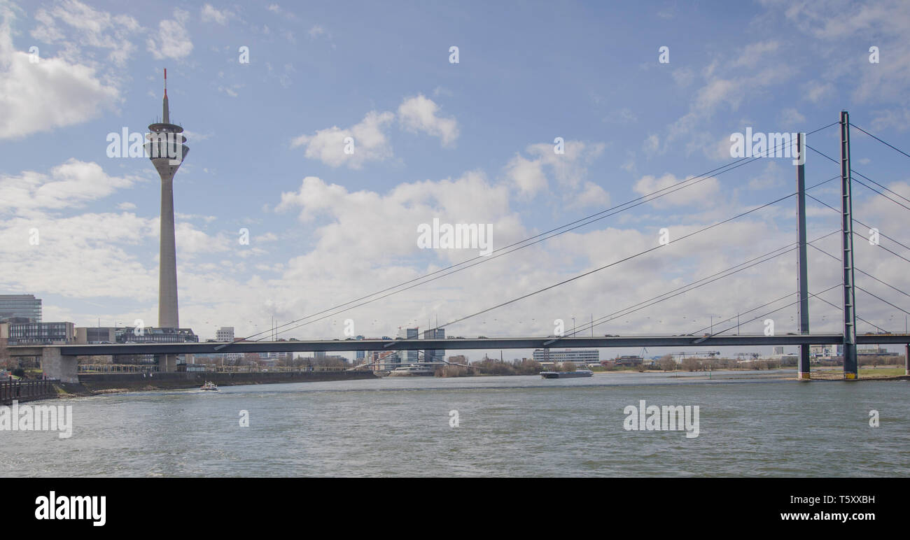 La torre TV di Dusseldorf, Germania - Rhienturm Foto Stock