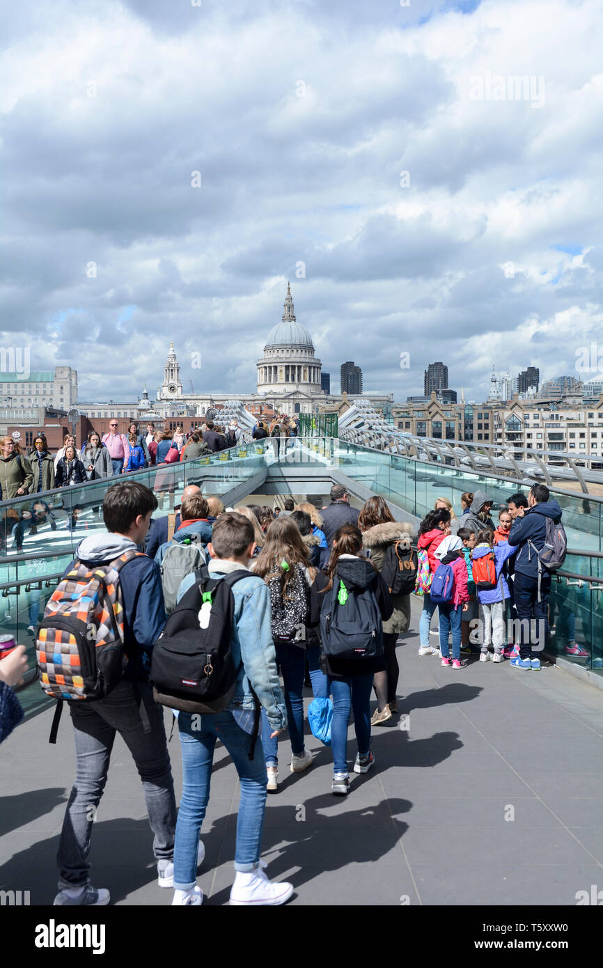 La Cattedrale di St Paul e il Millennium Bridge, London, Regno Unito Foto Stock