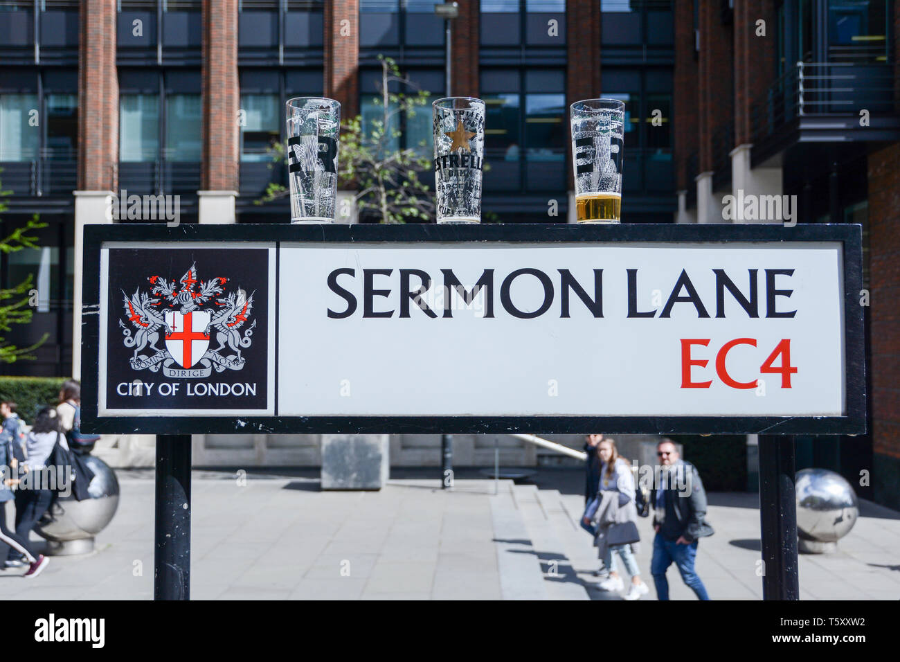 Svuotare scartato bicchieri da birra sul sermone Lane vicino la Cattedrale di St Paul, città di Londra, Regno Unito Foto Stock