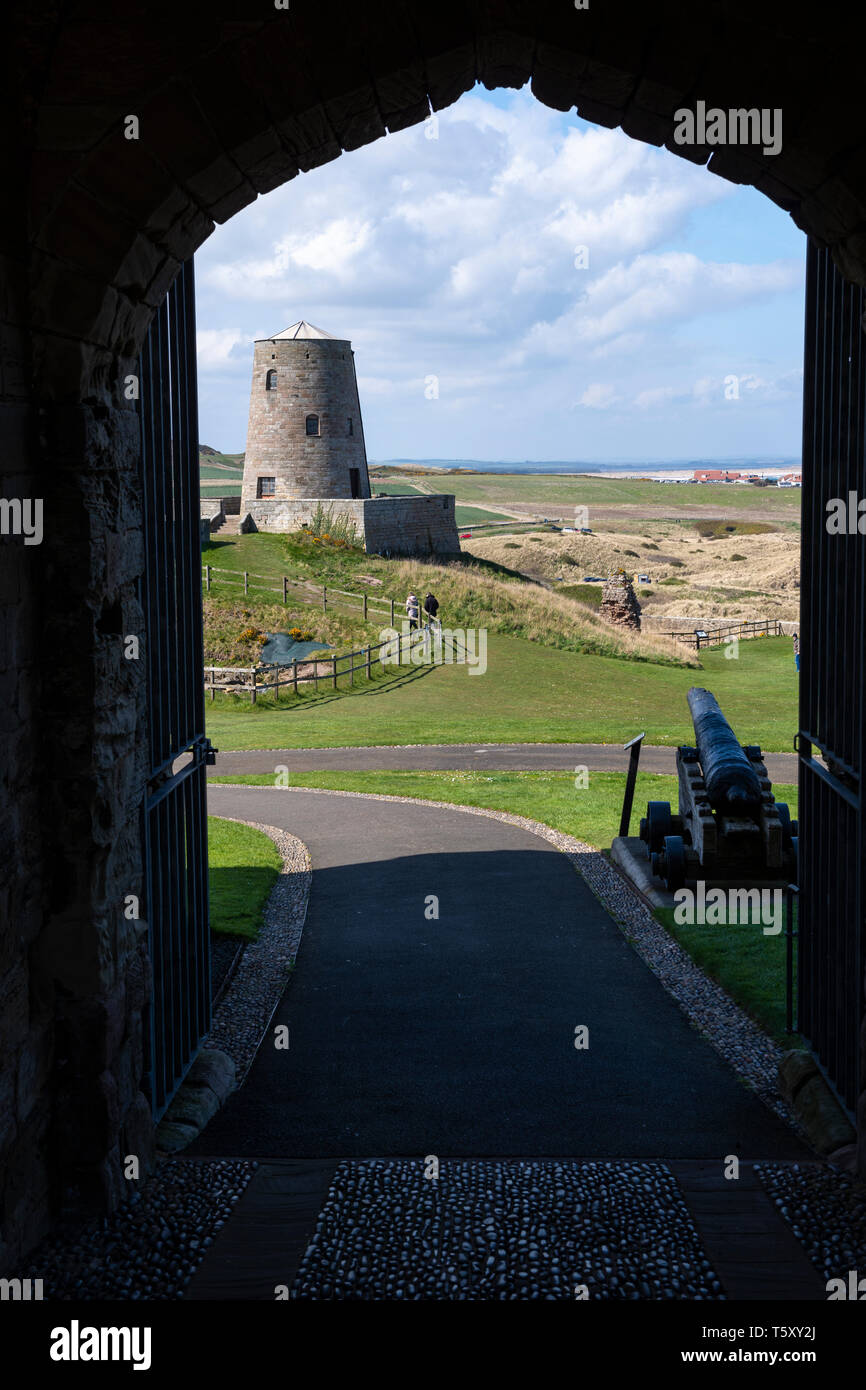 Visualizzazione attraverso l'arcata nella torre di Neville per west ward presso il castello di Bamburgh, Northumberland, England, Regno Unito Foto Stock