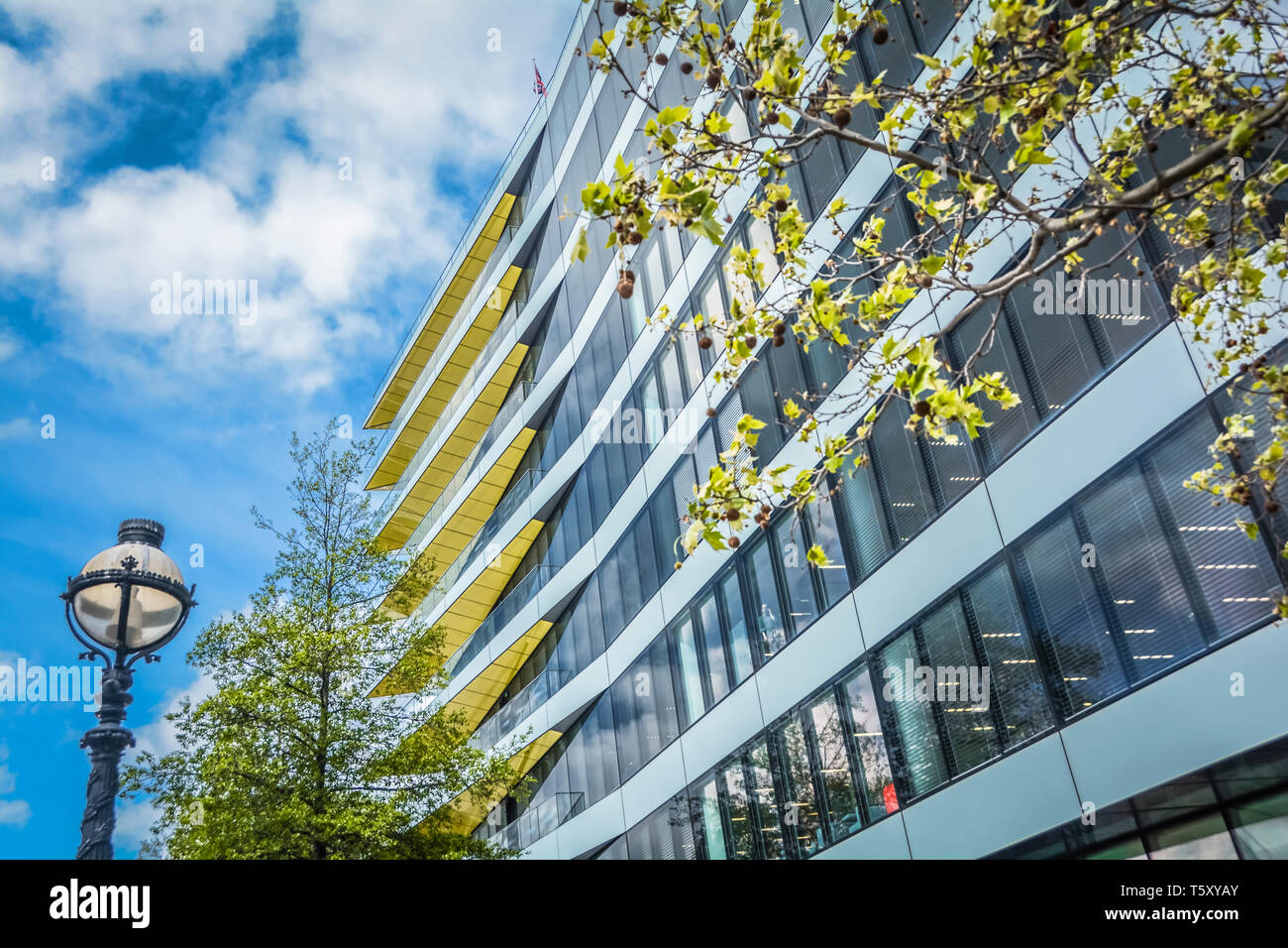 Esterno giallo colorato di Riverbank House, Swan Lane, City of London, EC4, UK Foto Stock