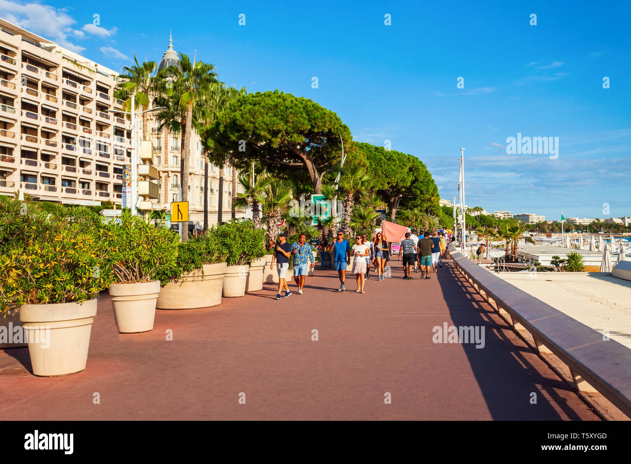 CANNES, Francia - 24 settembre 2018: Promenade de la Croisette o il Boulevard de la Croisette è una strada di spicco nella città di Cannes in Francia Foto Stock