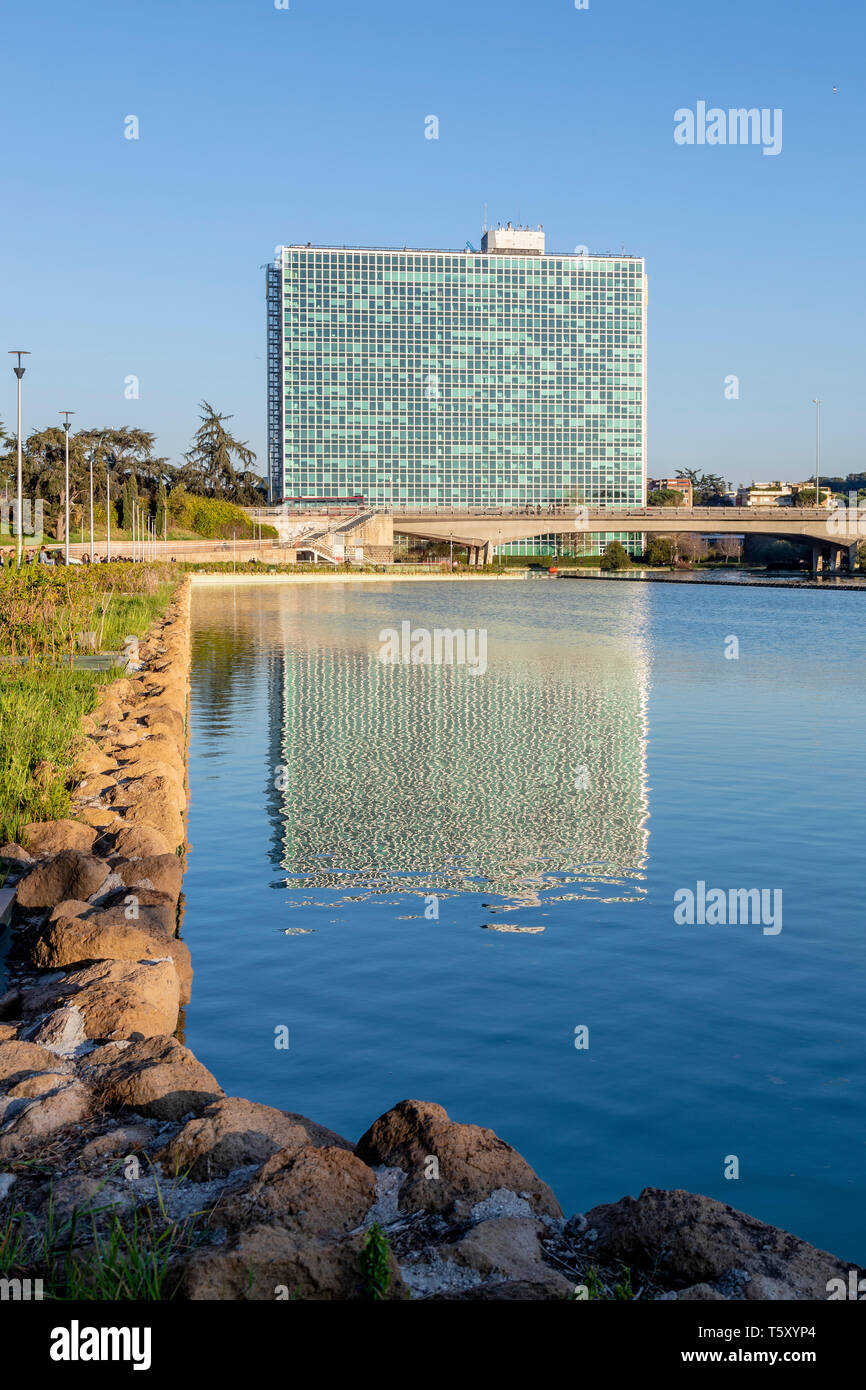 Roma, Italia - 24 Marzo 2019: Palazzo ENI, o più comunemente Palazzo di Vetro si trova nel quartiere EUR di Roma, all'estremità orientale dello stagno Foto Stock