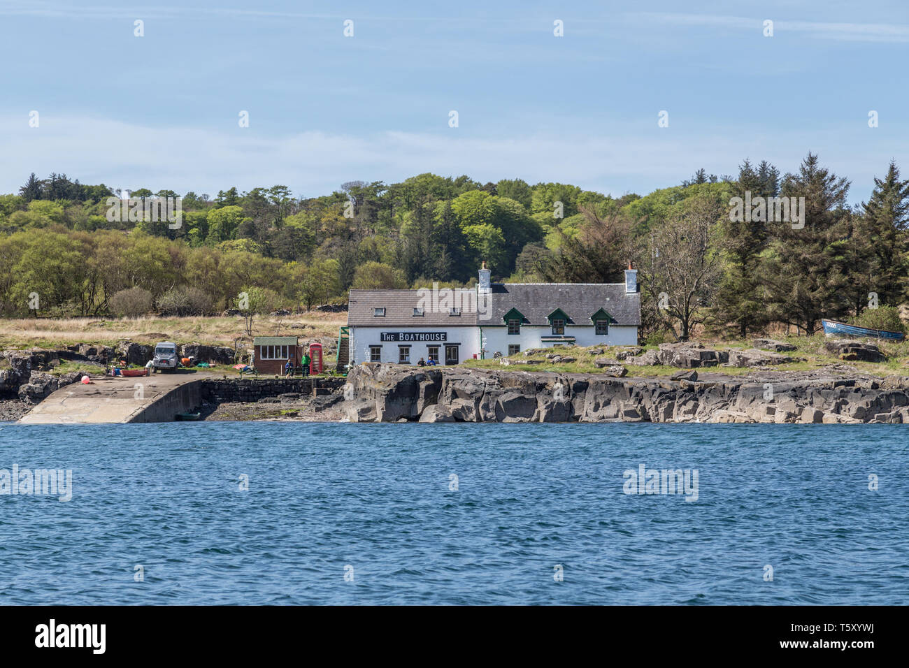 Guardando attraverso il suono dell' Ulva al Boathouse Restaurant sull'Isola di Ulva dal traghetto punto sulla Isle of Mull, Argyll & Bute, Scotland, Regno Unito Foto Stock