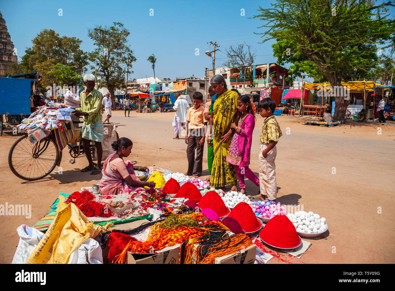 HAMPI, India - 21 febbraio 2012: Holi colori in polvere al mercato locale in India Foto Stock