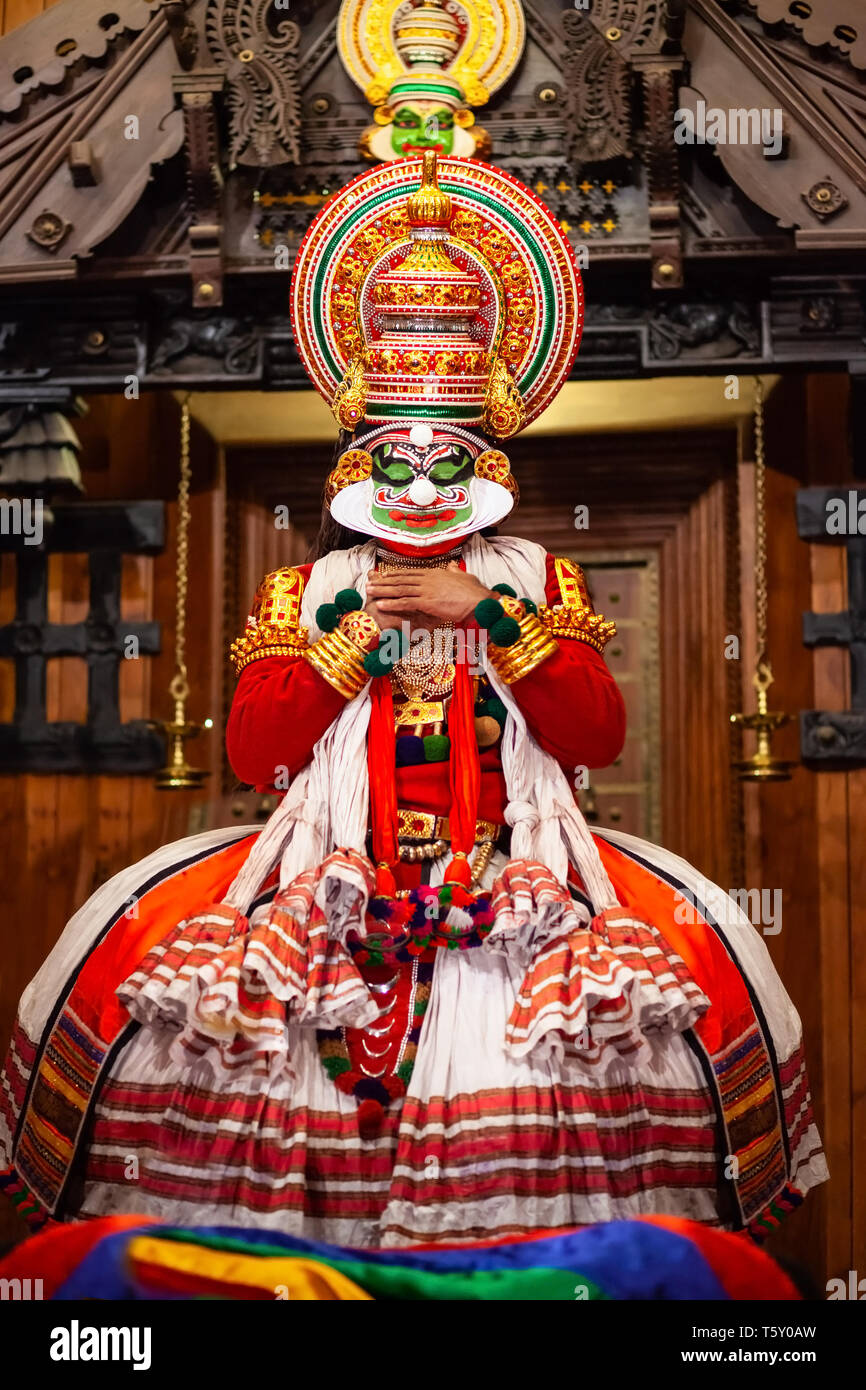 COCHIN, India - 14 Marzo 2012: Kathakali dance show a Cochin centro culturale in India. Kathakali è una delle principali forme di danza classica indiana. Foto Stock