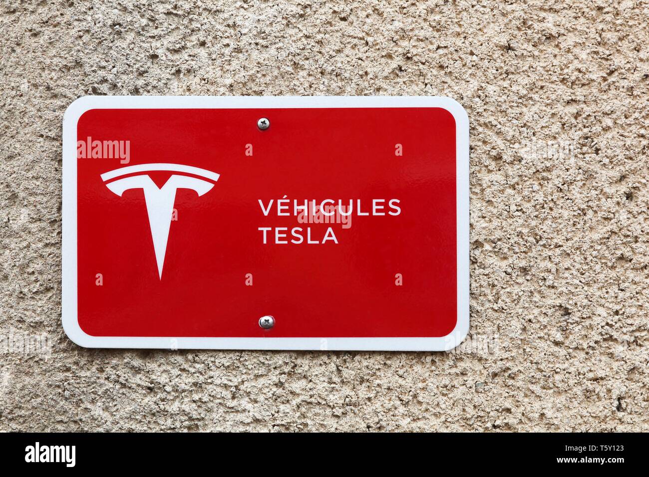 Vonnas, Francia - Aprile 5, 2019: Tesla cartello supercharger stazione. Tesla è un American automotive e energia società di storage Foto Stock