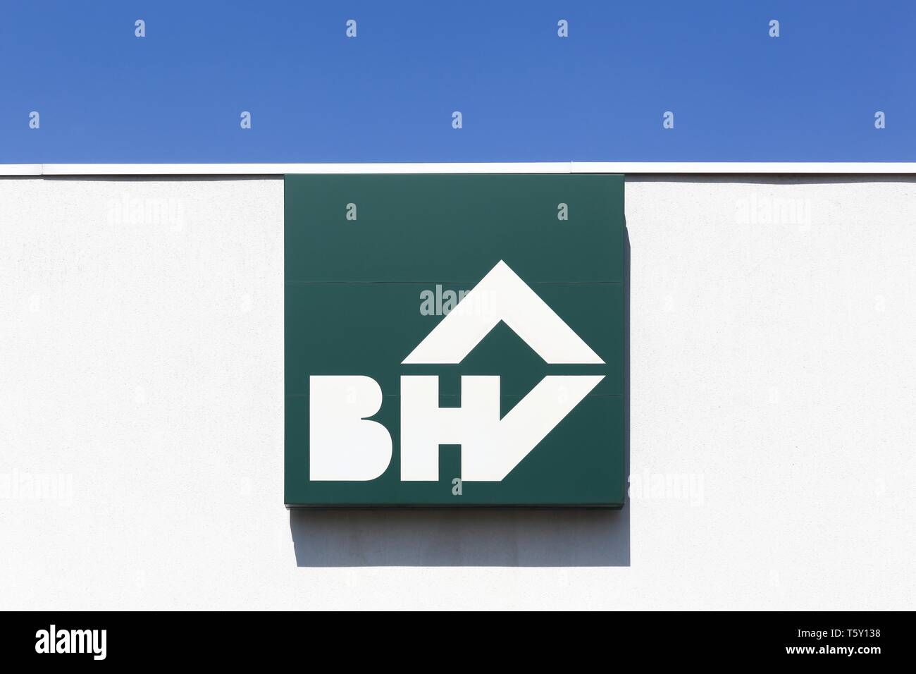 Limonest, Francia - Luglio 19, 2018: BHV logo su una parete. BHV è un generale department store appartenenti alla Galeries Lafayette gruppo Foto Stock