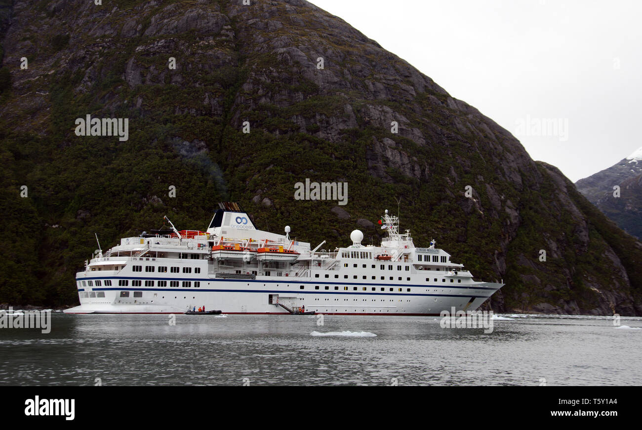 Rgc risoluta, una nave azionata su ecologia-minded viaggi dalla canadese OneOcean company, ormeggiata in Cile del fiordo di Garibaldi Foto Stock