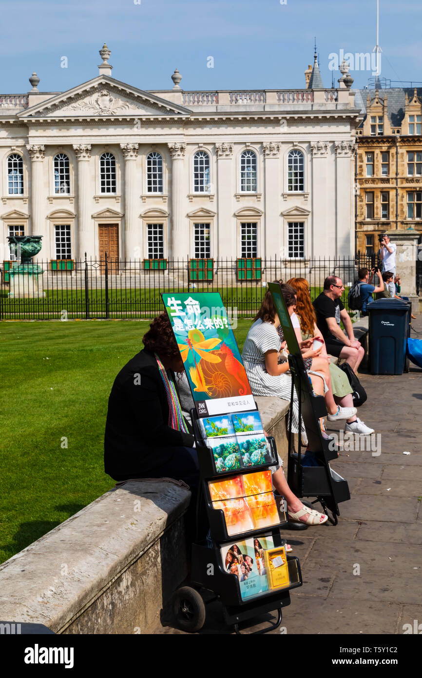 I testimoni di Jehovahs stand presso il Kings College e la Casa del Senato, città universitaria di Cambridge, Cambridgeshire, Inghilterra Foto Stock